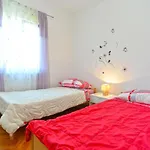 아파트 Spacious Flat With Pool Just 300m From The 파자나
