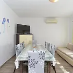 Spacious Flat With Pool Just 300m From The 아파트