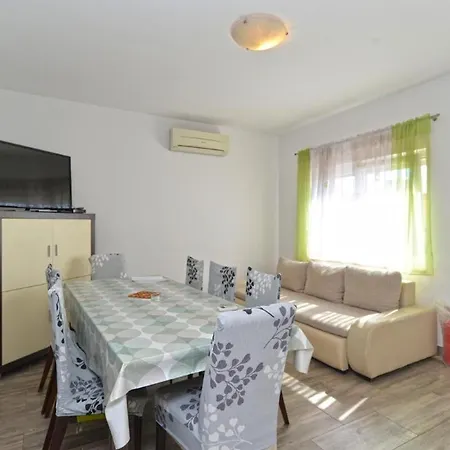 Spacious Flat With Pool Just 300m From The Apartmán *