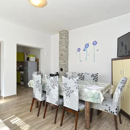 Spacious Flat With Pool Just 300m From The Apartmán