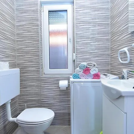 Spacious Flat With Pool Just 300m From The * Fazana