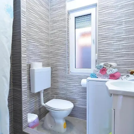 Spacious Flat With Pool Just 300m From The * Fazana
