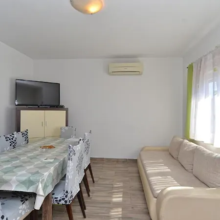 Apartmán Spacious Flat With Pool Just 300m From The Fažana
