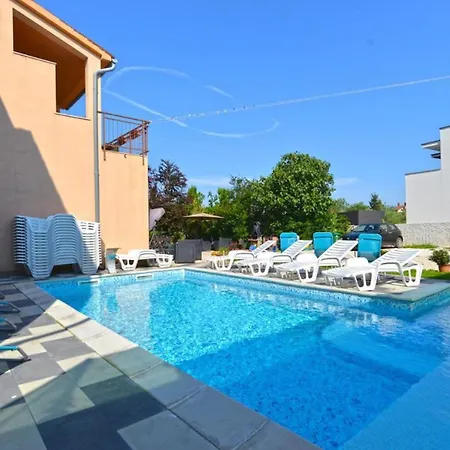 Apartment Spacious Flat With Pool Just 300m From The