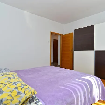 Spacious Flat With Pool Just 300m From The * 法扎纳